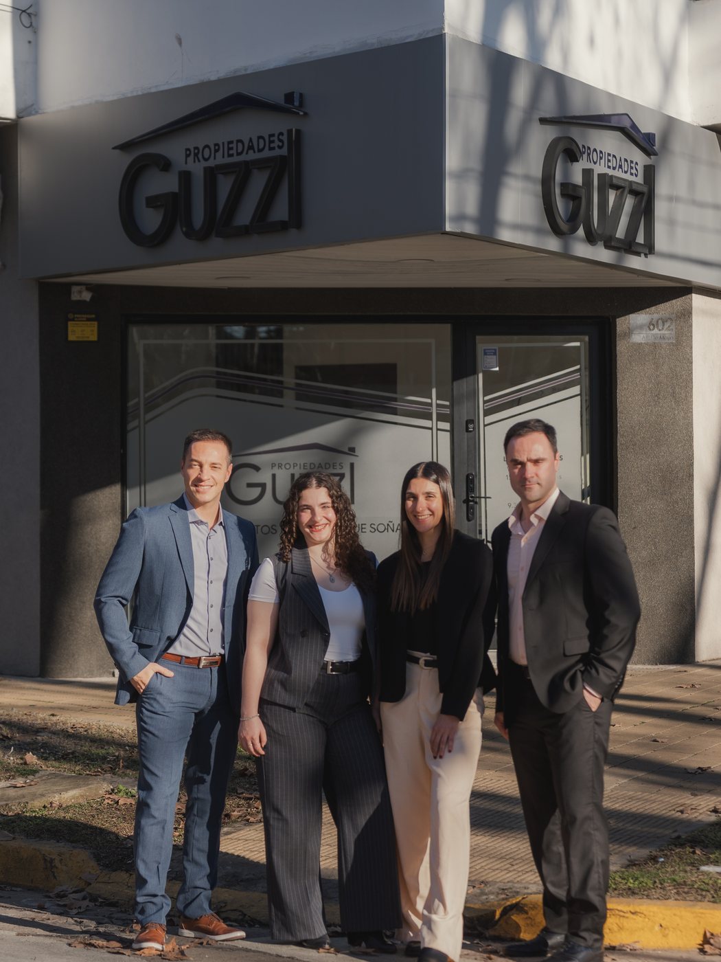 El equipo de Guzzi Propiedades frente a la oficina de Av. de Mayo 602